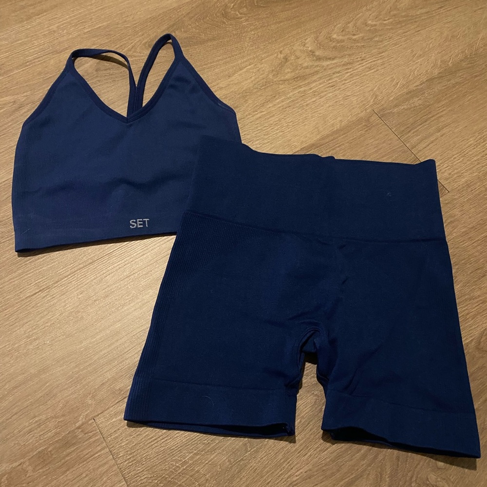 Set Active Sculptflex Ribbed V Bra and Bike Shorts - Navy in Size Small